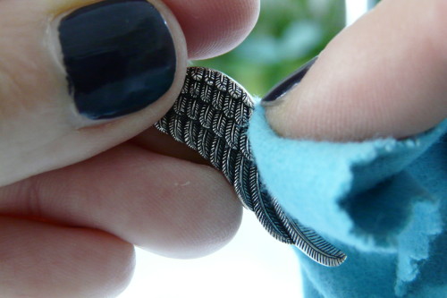 Geschwärzten Schmuck reinigen